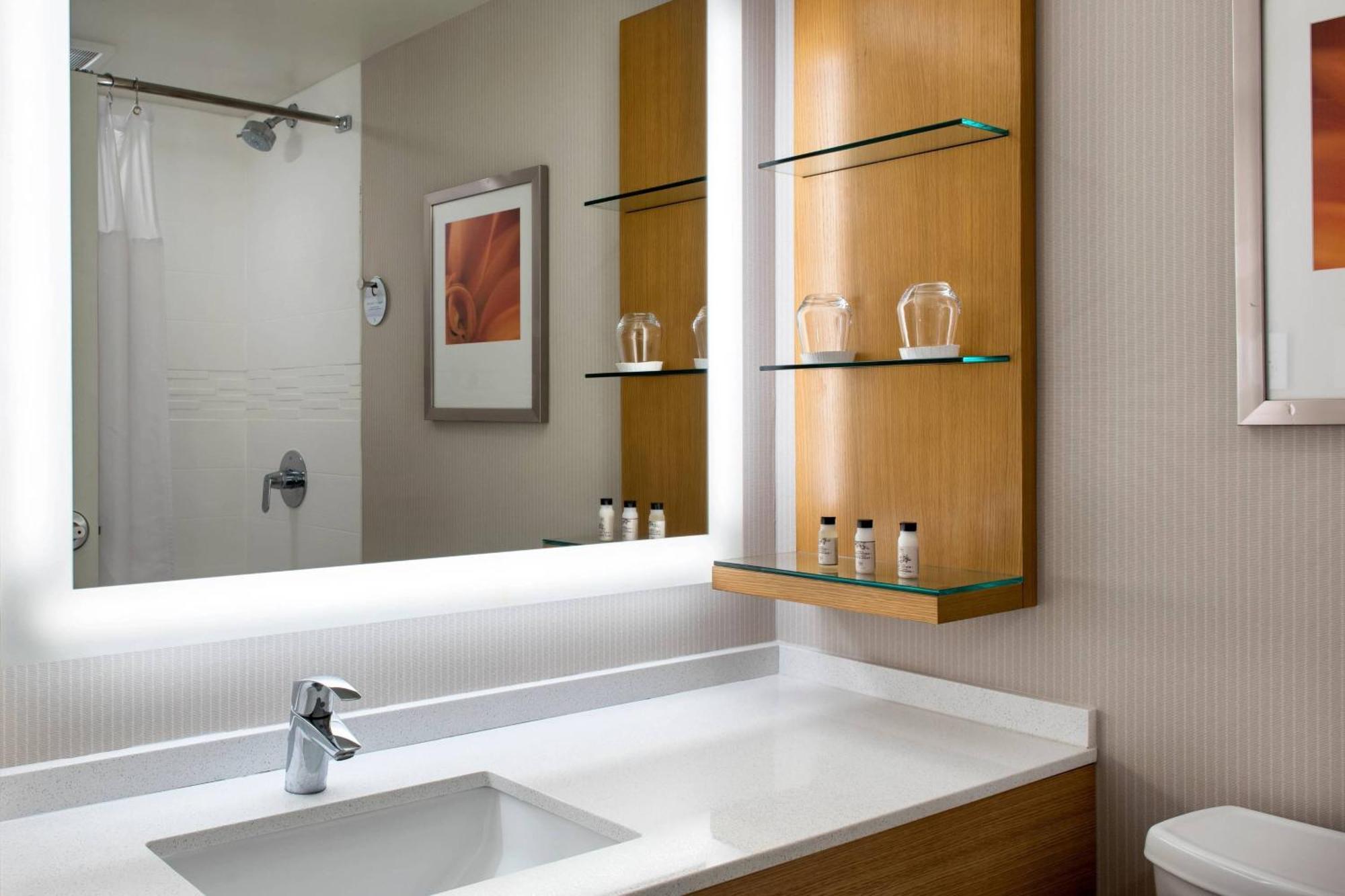 Delta Hotels By Marriott Utica Ngoại thất bức ảnh